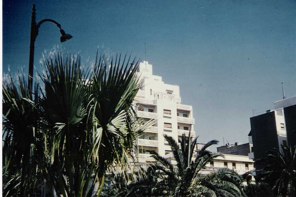 ORAN 1950 BD FRONT DE MER 04 STYLE D IMMEUBLE.jpg